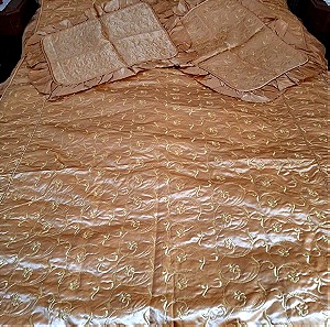 Κάλυμμα  κρεβατιού , με κεντήματα και πλούσιο βολάν στα πλαϊνά μαζί με 2 μαξιλάρες φιγούρας
