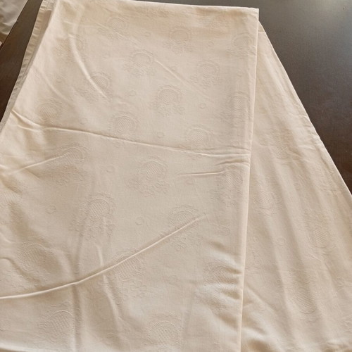 Embossed cotton tablecloth like new 1.40x2.40 m
