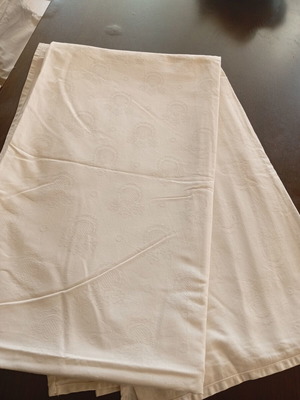 Embossed cotton tablecloth like new 1.40x2.40 m