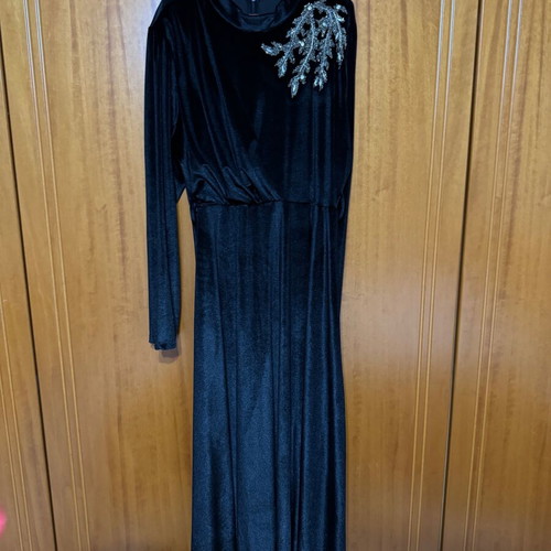 Black velvet maxi dress like new with belt and decorative jewel