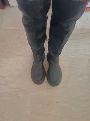 Leather women's boots like new, black, just above the knee