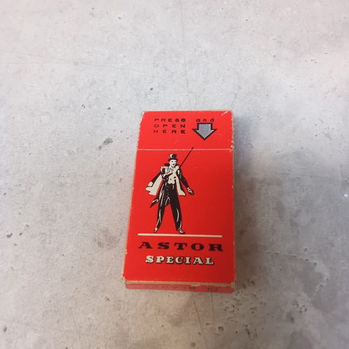 Package of vintage Thin Astro Special collectible razors new, 1980s