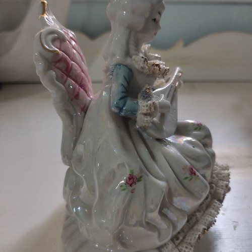 Vintage porcelain decorative figurine 14 cm, like new