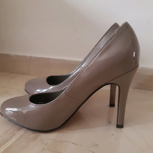 Patent leather pumps with red sole, size 37