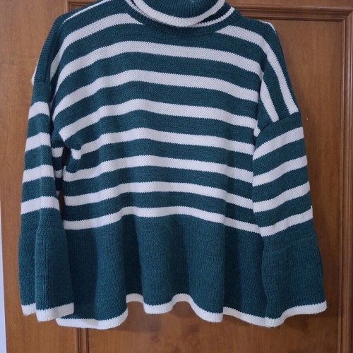 Women's striped turtleneck sweater new, one size white with cypress