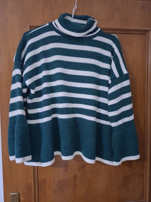 Women's striped turtleneck sweater new, one size white with cypress
