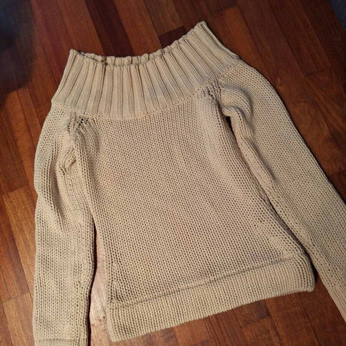 Off-shoulder knitted sweater like new in very good condition