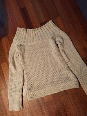 Off-shoulder knitted sweater like new in very good condition