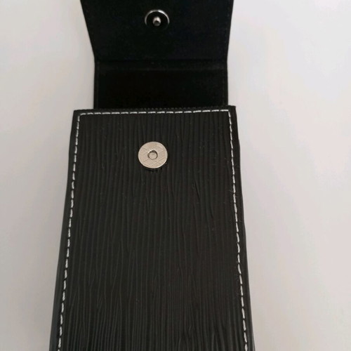 Black cigarette case new with automatic magnetic metal lid