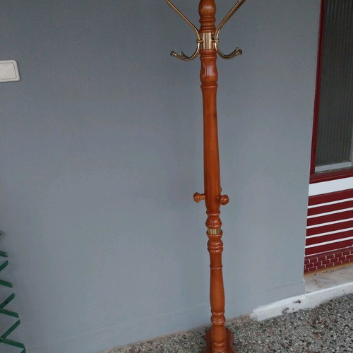 Clothes hanger stand like new