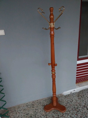 Clothes hanger stand like new