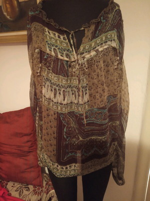Blouse with long sleeves thin fabric like new, size L