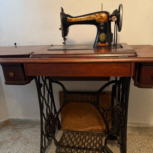 Singer sewing machine like new
