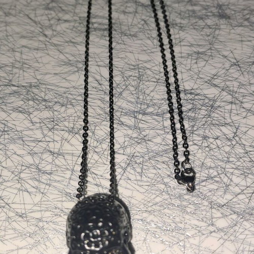Black necklace with pendant skull like new