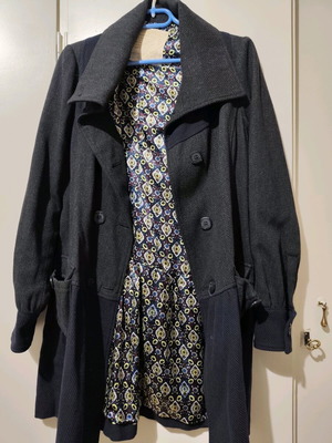 Freesoul coat used, size large, black and blue