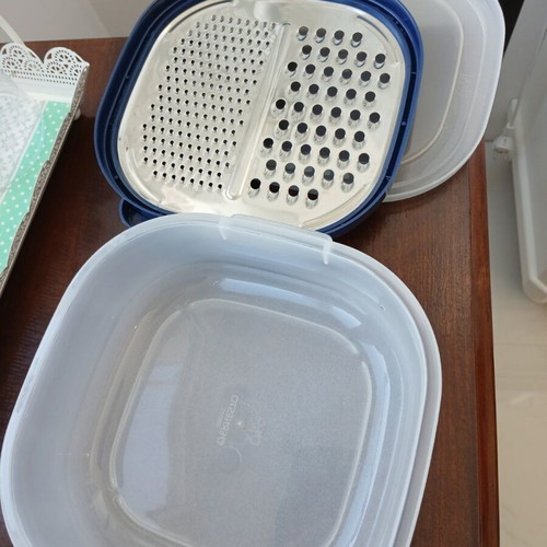 Set of 2 kitchen graters with container and zester, new