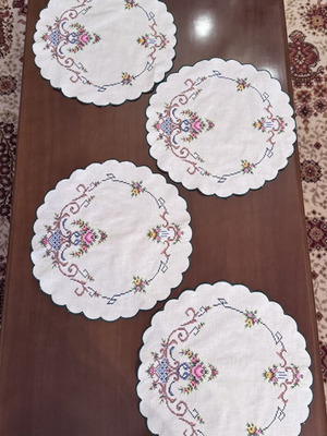 Set of 4 round napkins with colorful flowers, new