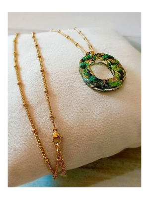 Handmade necklace with stainless steel chain and motif of resin and dried flowers in green emerald shade