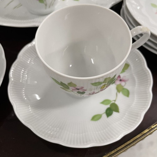 Kaiser porcelain tea set with teapot, milk jug, sugar bowl, tray, cups and saucers