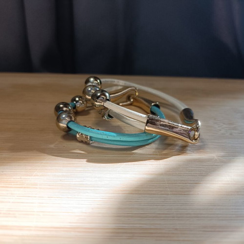 Blue and white bracelet set with silver beads