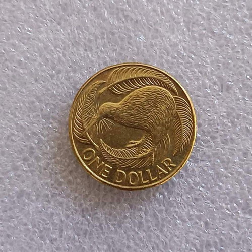 New Zealand 1 Dollar coin 2010 with Queen Elizabeth II and Kiwi