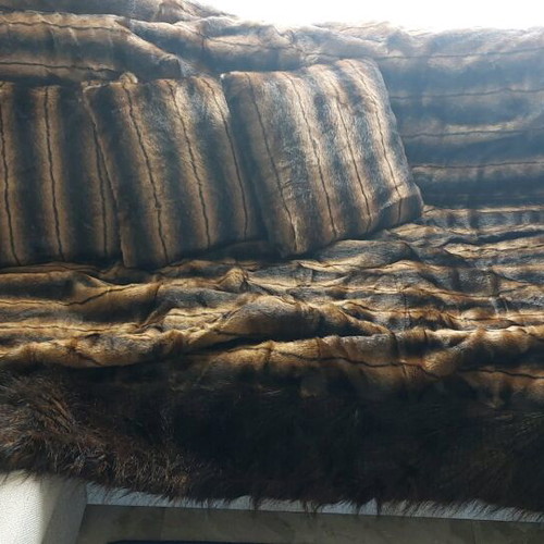 Throw with 4 pillows new, synthetic fur