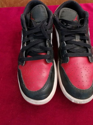 Air Jordan γυναικεία αθλητικά δερμάτινα παπούτσια μεταχειρισμένα, νούμερο 39, μαύρο κόκκινο