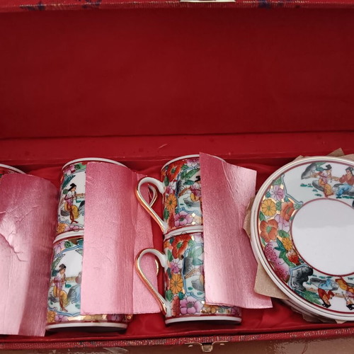 Coffee Serving Set with Case like new, 6 cups and 6 small plates