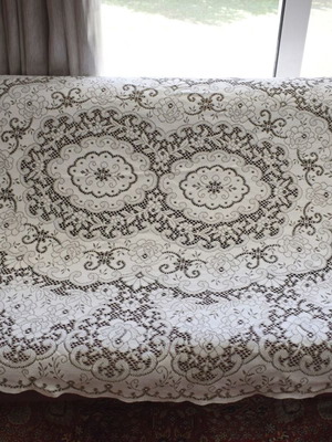 Machine lace tablecloth oval 215x155cm like new, ecru color