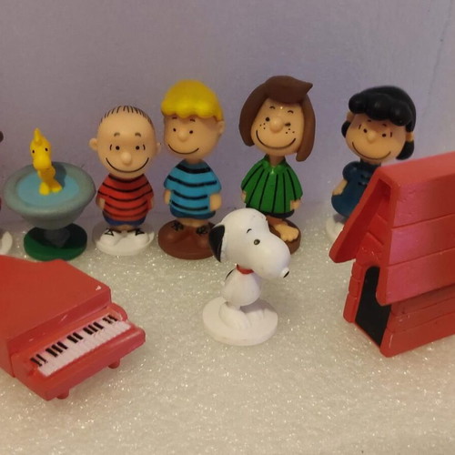 Peanuts Snoopy & Charlie Brown collectible figure set like new