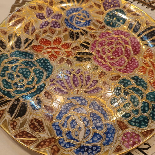 Vintage decorative plate like new with roses on gold background