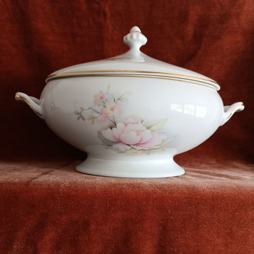 Limoges soup tureen from French porcelain like new with floral design