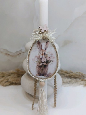 Scented candle with handmade wooden egg