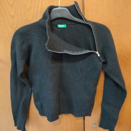 Benetton black wool short sweater for girls like new