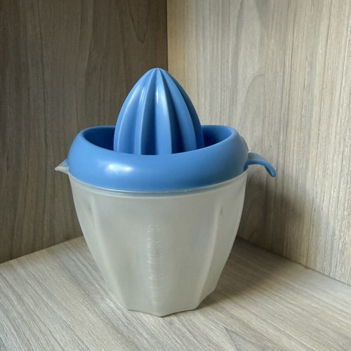 Plastic handheld citrus juicer with measuring container