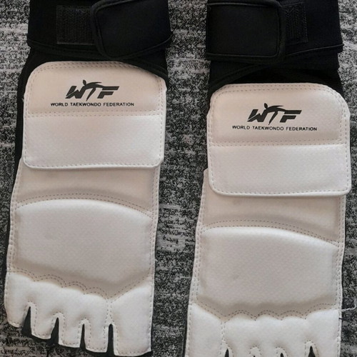 Taekwondo foot protective gloves like new, small size