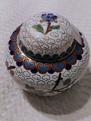 Βαζάκι κλουαζονέ με καπάκι σαν καινούργιο, ύψος 9 εκ.