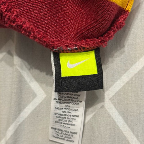 AS Roma Nike beanie burgundy/yellow new, unworn