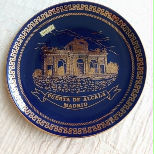 Decorative porcelain plates like new, set of 2, dark blue with gold
