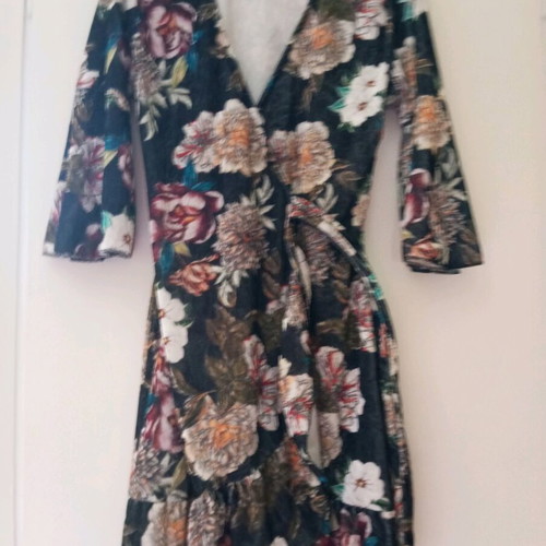 Dress printed with velvety texture wrap style like new, with belt