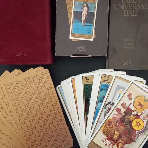 Tarot Universal Dali 78 cards like new, gold-edged edition