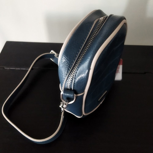 Doca crossbody bag blue croco leather texture