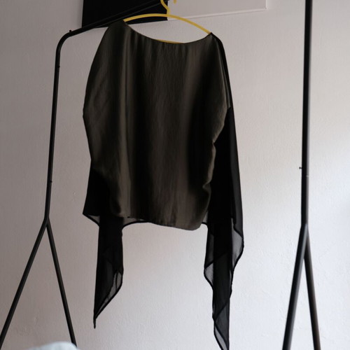 Seva long-sleeve blouse like new, size L, olive and black