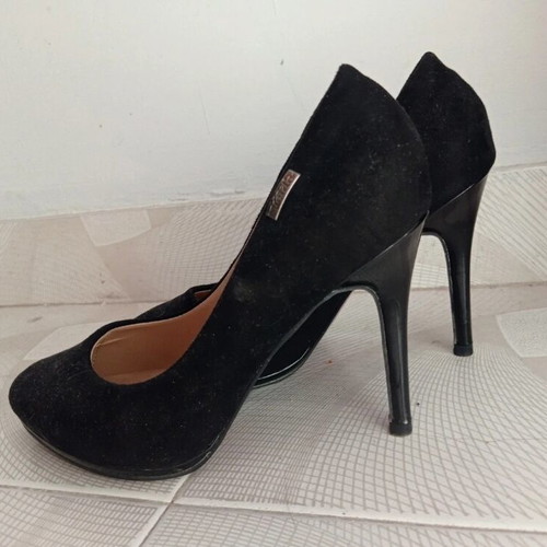 Verde suede heels size 38 like new, black and red sole