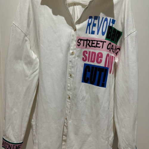 White shirt like new, denim-type fabric with prints, size L