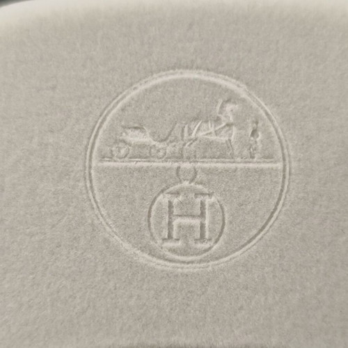 Πλαστικές κρεμάστρες ρούχων Hermes μεταχειρισμένες, σετ 2, γκρι βελούδινες