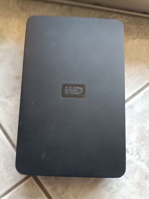 Външен диск WD Elements 1TB употребяван с захранване и USB кабел