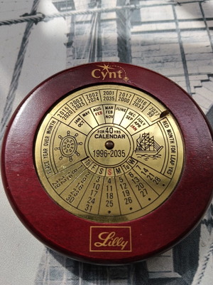 Lilly Cynt 40ετές ξύλινο και ορειχάλκινο διαρκές ημερολόγιο 1996-2035