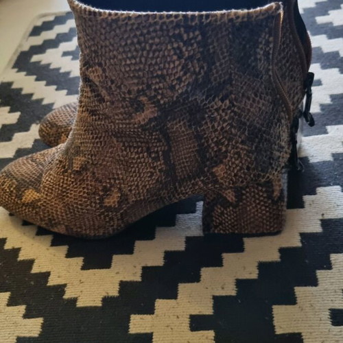 Women's boots used with square heel leather