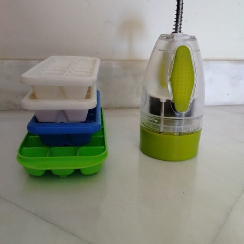 Manual vegetable cutter and 4 ice cube trays new